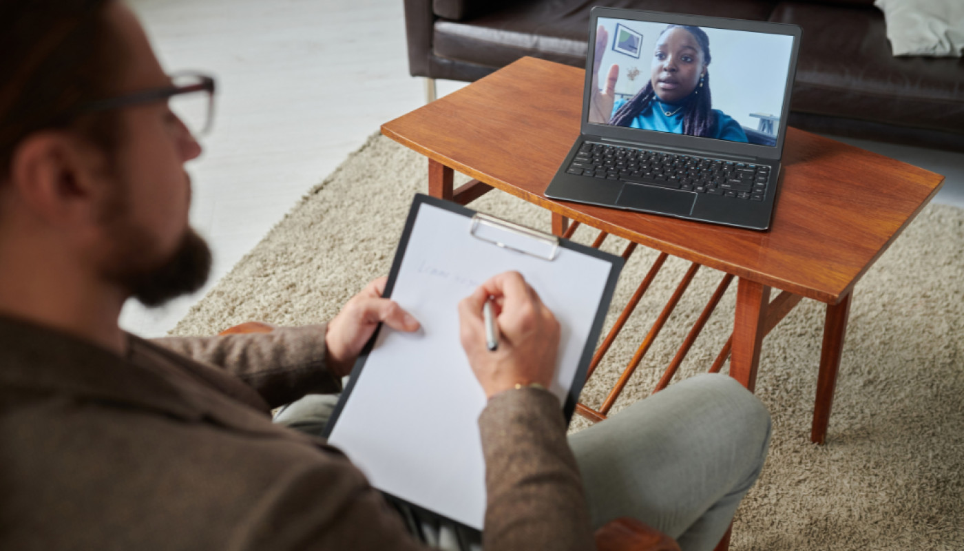 Expatriés francophones : à qui faire appel pour une séance de psychanalyse en ligne ?